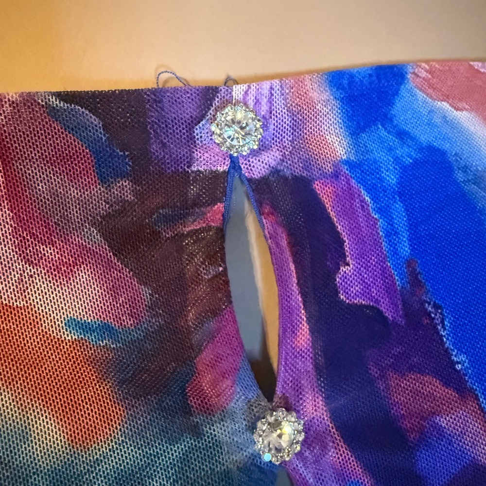 Windsor Off-Shoulder Mesh Rhinestone Button Top – Colorful Abstract Print - Picture 4 of 11